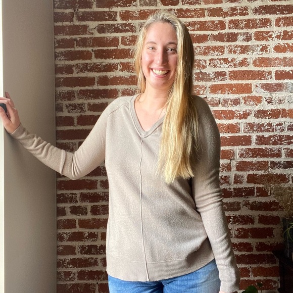 14th & Union light brown v-neck lightweight sweater - Picture 2 of 8